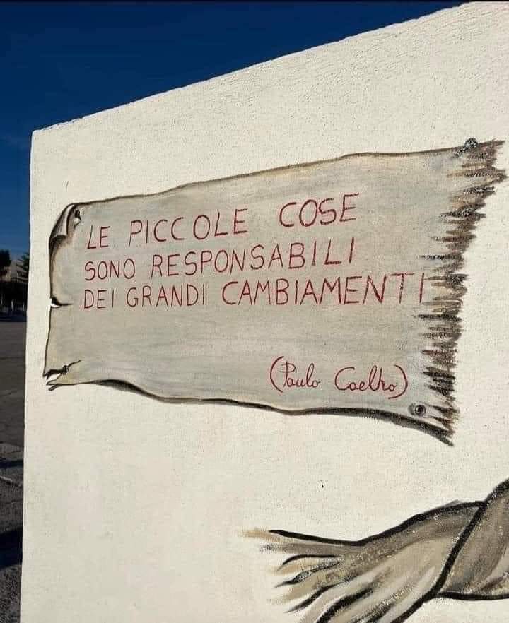 Un murale che mostra una citazione di Paulo Coelho: 'Le piccole cose sono responsabili dei grandi cambiamenti'.